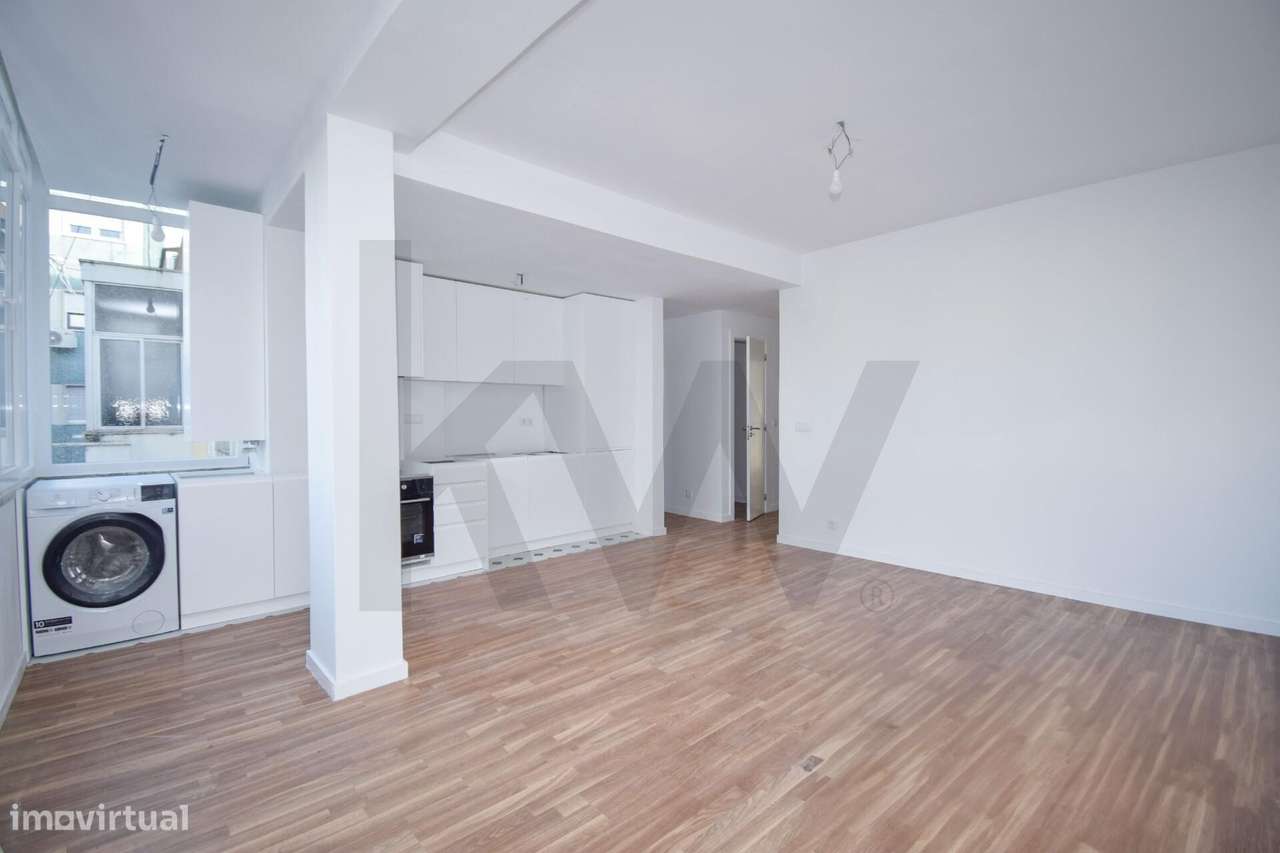 T3 remodelado e com varanda na Av. Gomes Pereira em Benfica - Pronto a - Grande imagem: 4/24