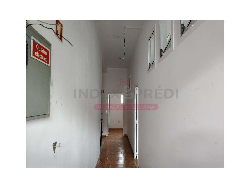 Investidores - Excelente loja com muita luz natural. - Arrendado-5