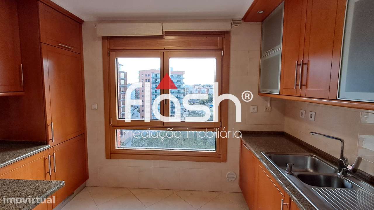 Apartamento T3 com 4 parqueamentos em Odivelas-21