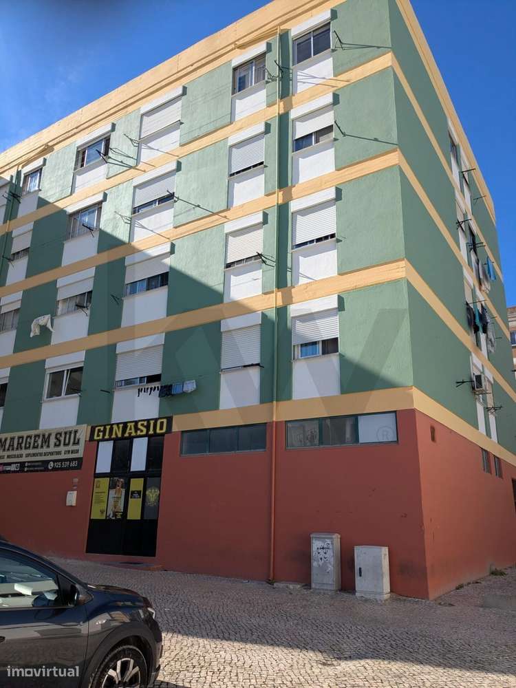 Apartamento T1 para recuperação total em prédio organizado - Grande imagem: 2/5