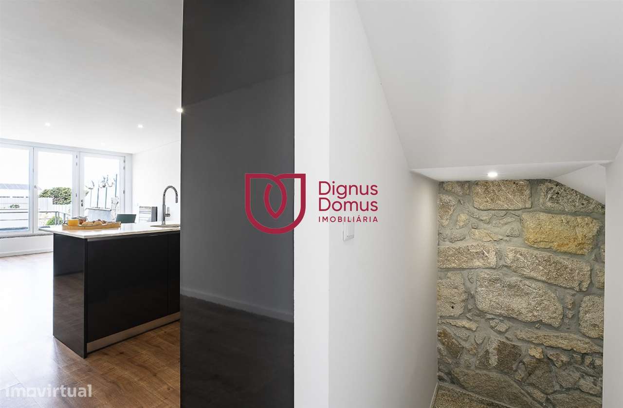 Duplex Renovado com Logradouro e Rendimento Garantido — Porto Centro-9