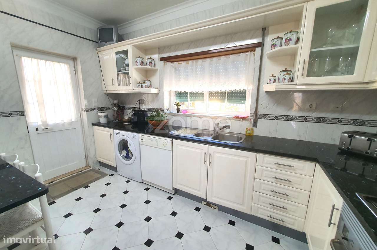 Moradia Isolada com piscina e bastante soalheira-8