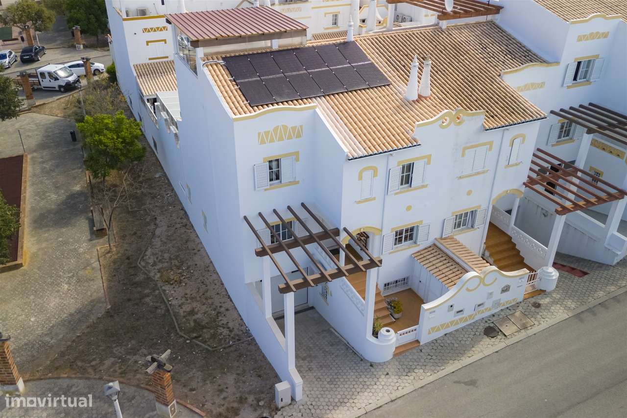 Moradia em Lagos com Piscina Aquecida e Excelente Exposição Solar - Grande imagem: 3/33