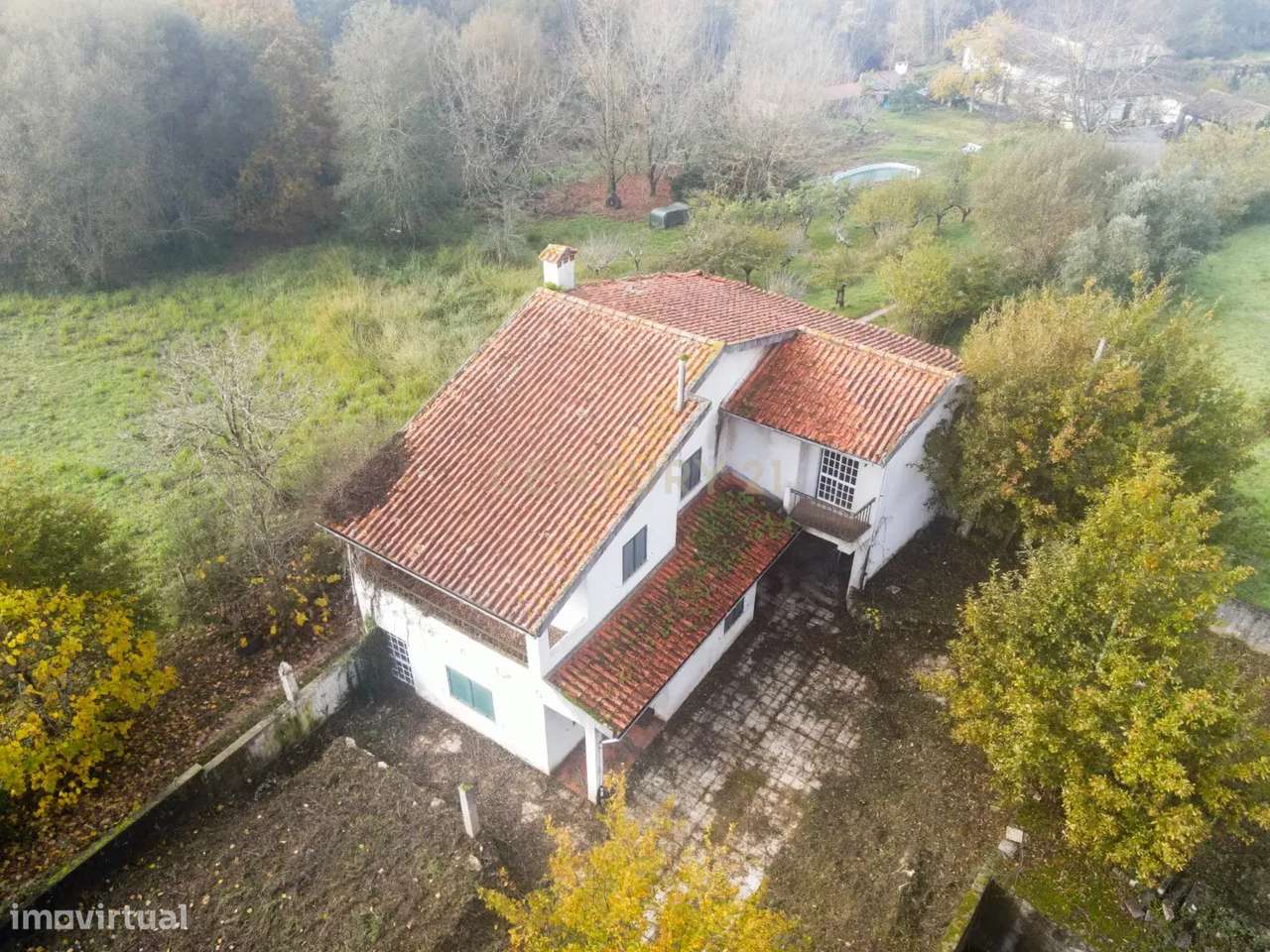 Moradia de dois pisos de tipologia T4 com terreno-48