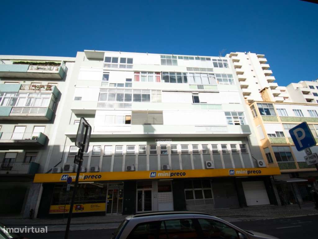 Apartamento T1 Renovado na Estrada de Benfica-23