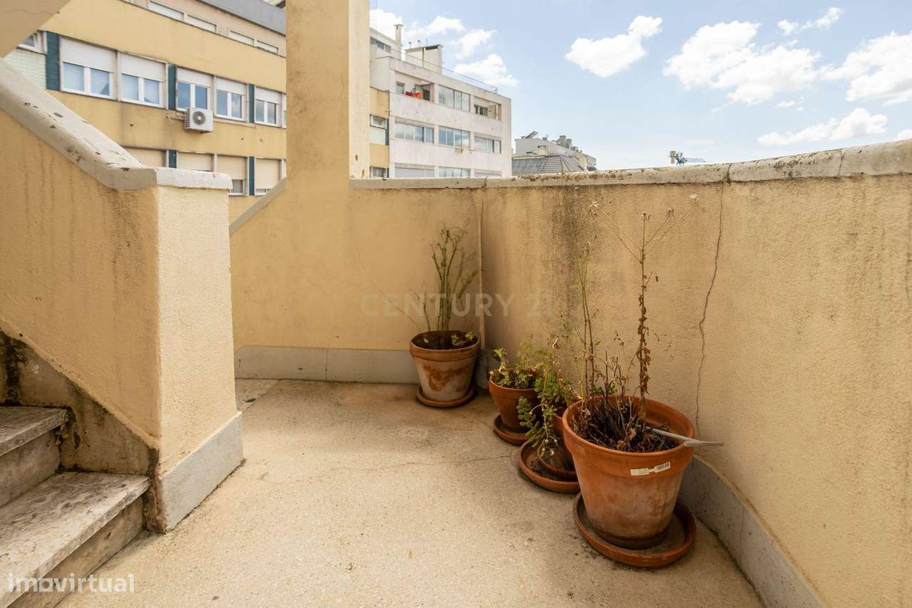 Apartamento T2 para remodelação nas Picoas -Lisboa-27