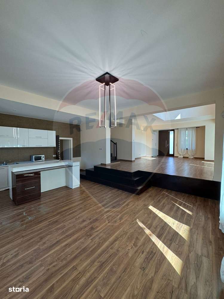 Vilă deosebită de închiriat în zonă liniștită - Imagine principală: 3/14