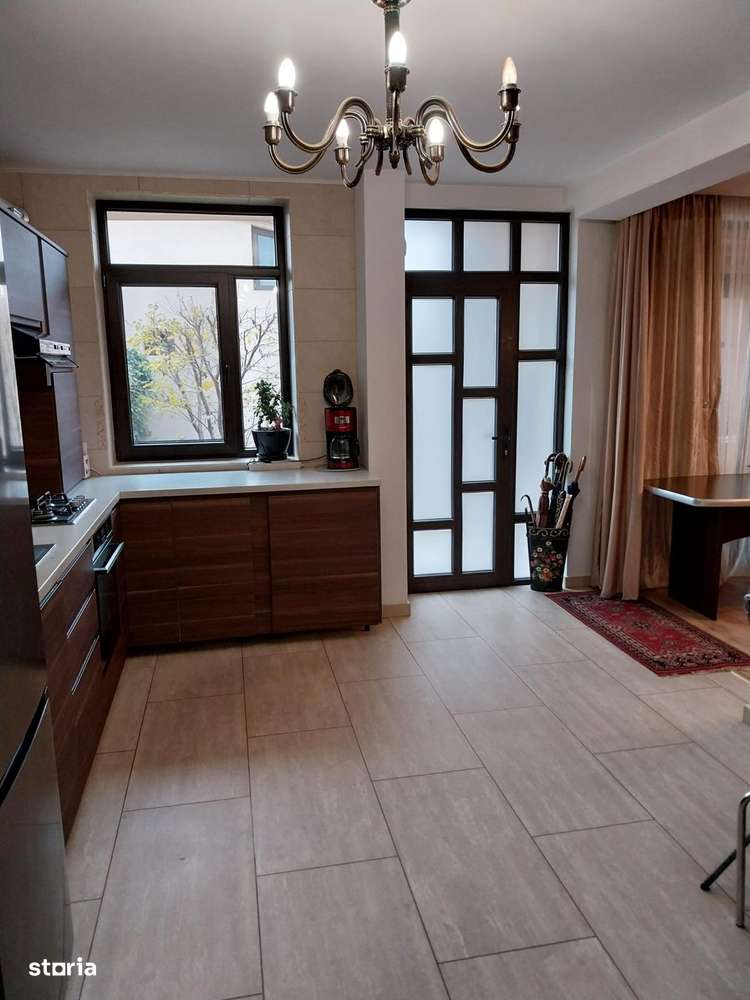 Vanzare proprietate cu doua case si intrari separate curte Giulesti-5