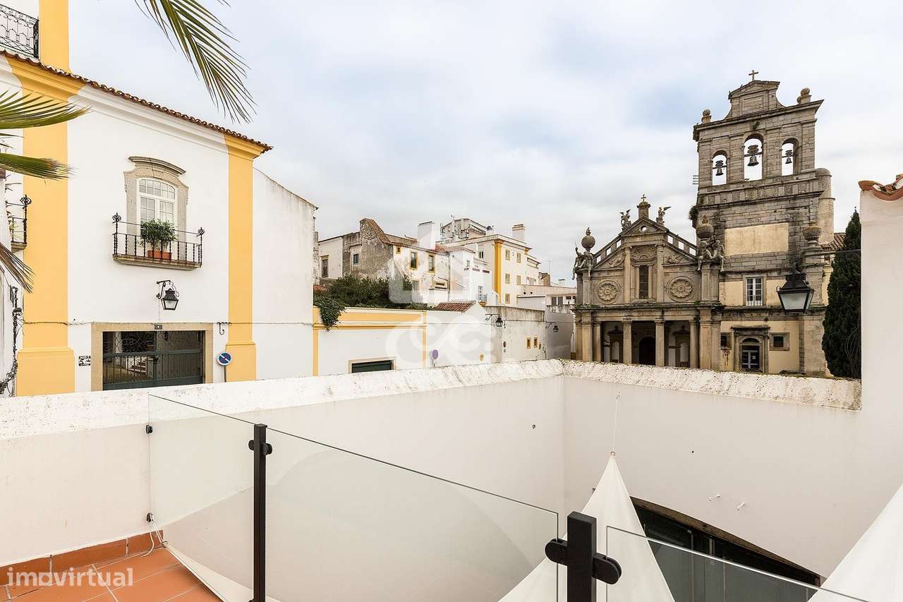 Moradia de luxo com 3 suites, pátio e varandas junto aos Meninos da Gr-45