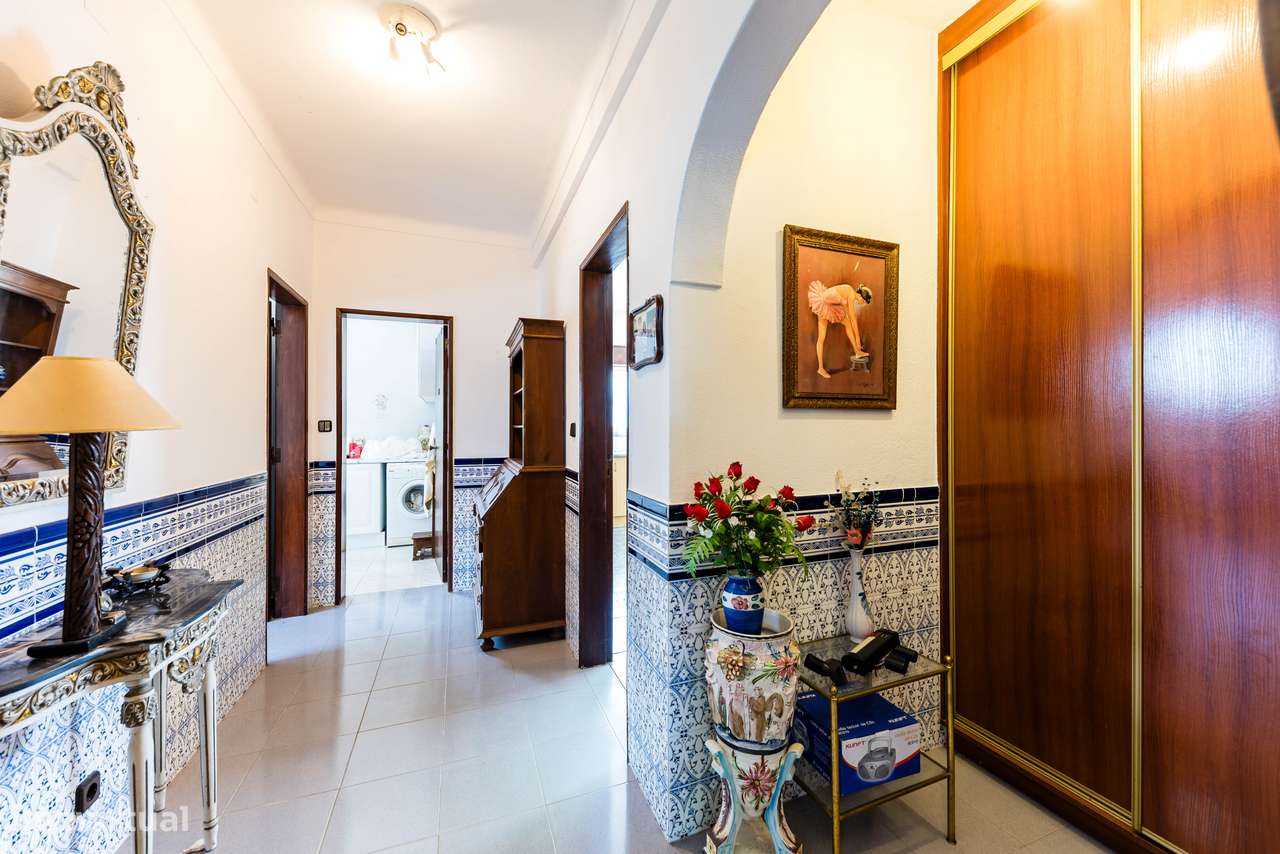 Moradia Isolada de 2 Pisos em Fernão Ferro – Excelente Área Exterior-23