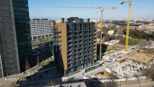 T0 Novo c/ varanda - piscina no rooftop junto futura linha de metro