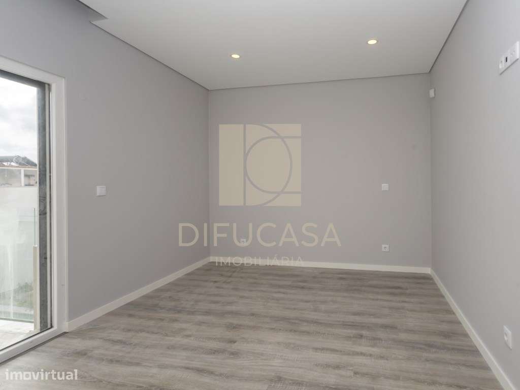 Moradia Com Garagem e Piscina Pronta a Habitar-23