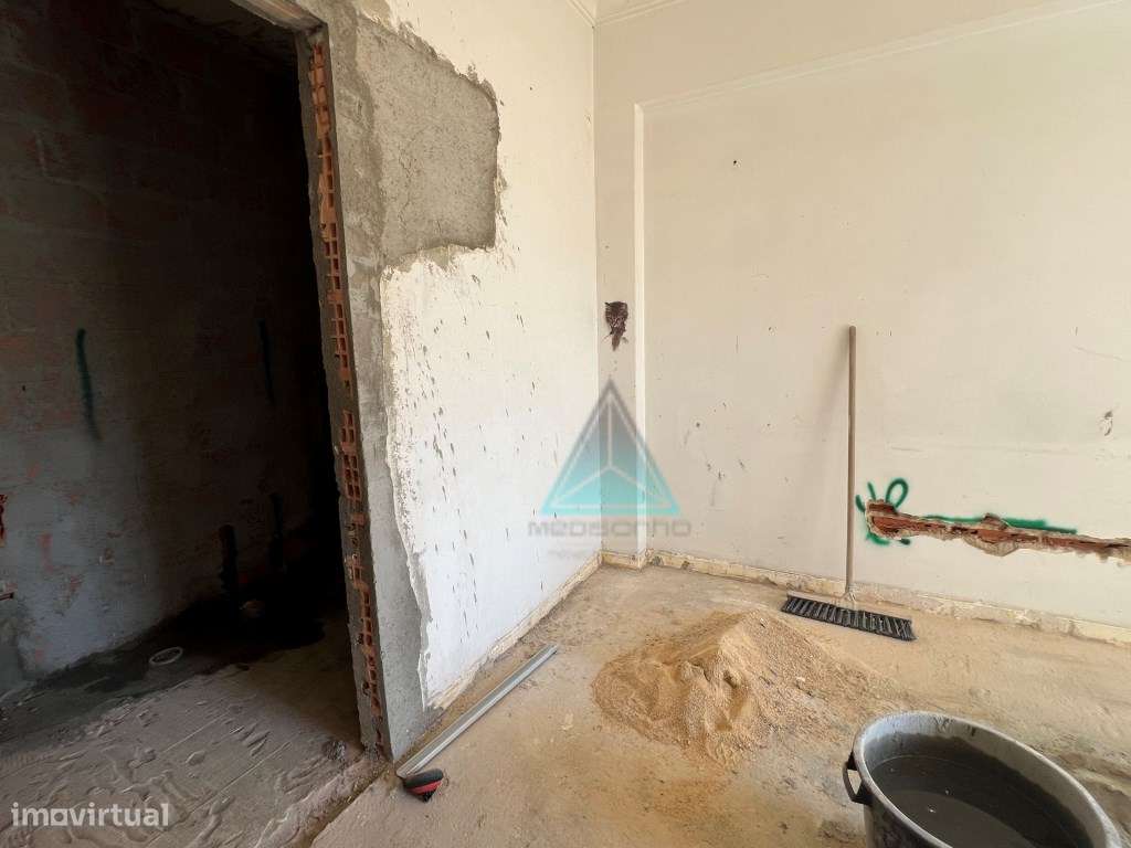 Apartamento T3 em remodelação Cova da Piedade situado num 2º andar ...-16