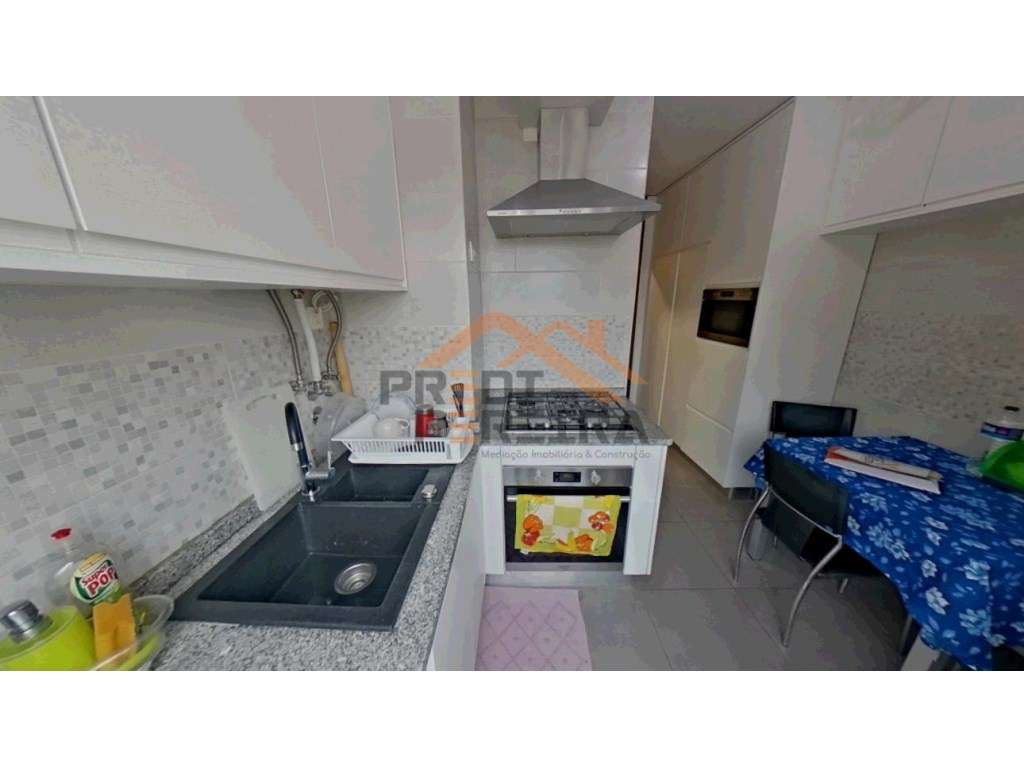 Situado na Encarnação, T3 remodelado em edifício com elevador. - Grande imagem: 4/23