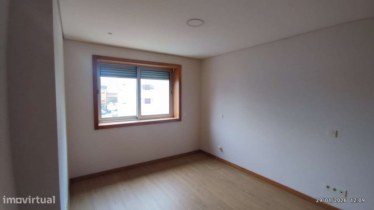 T3 - C/Novo -  Próx. do Colégio Int. Júlio Dinis-C/Varanda e Garagem-13