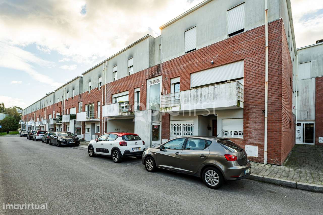 T2 com Terraço Privativo, Garagem e Arrumos-0