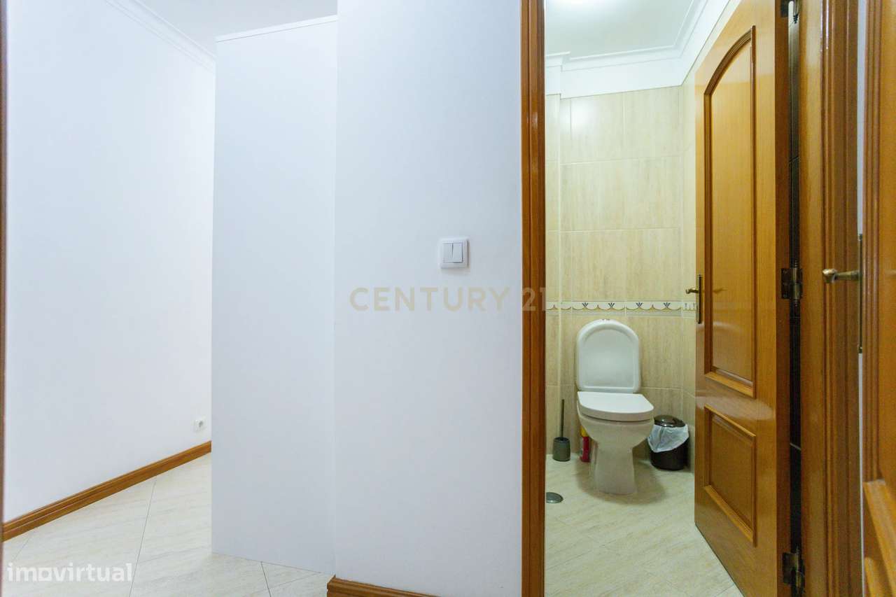 T2 com 2 casas de banho e ampla varanda-18