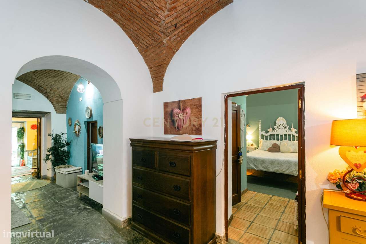 Rés-do-Chão de Moradia T4 com 4 suítes no centro de Mourão - Alentejo-7