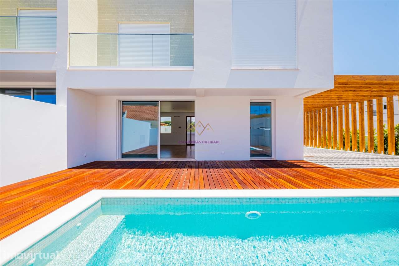 Moradia Nova Com Piscina E Vista Para O Castelo De Sesimbra