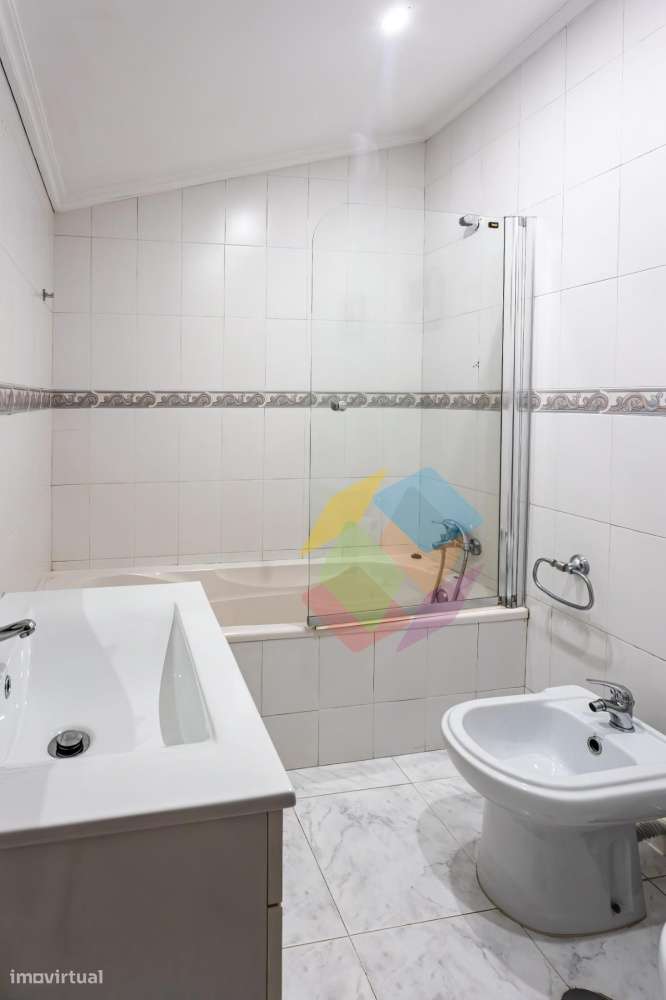 Excelente T2 no Último Andar com Terraços e Garagem em São João de-17