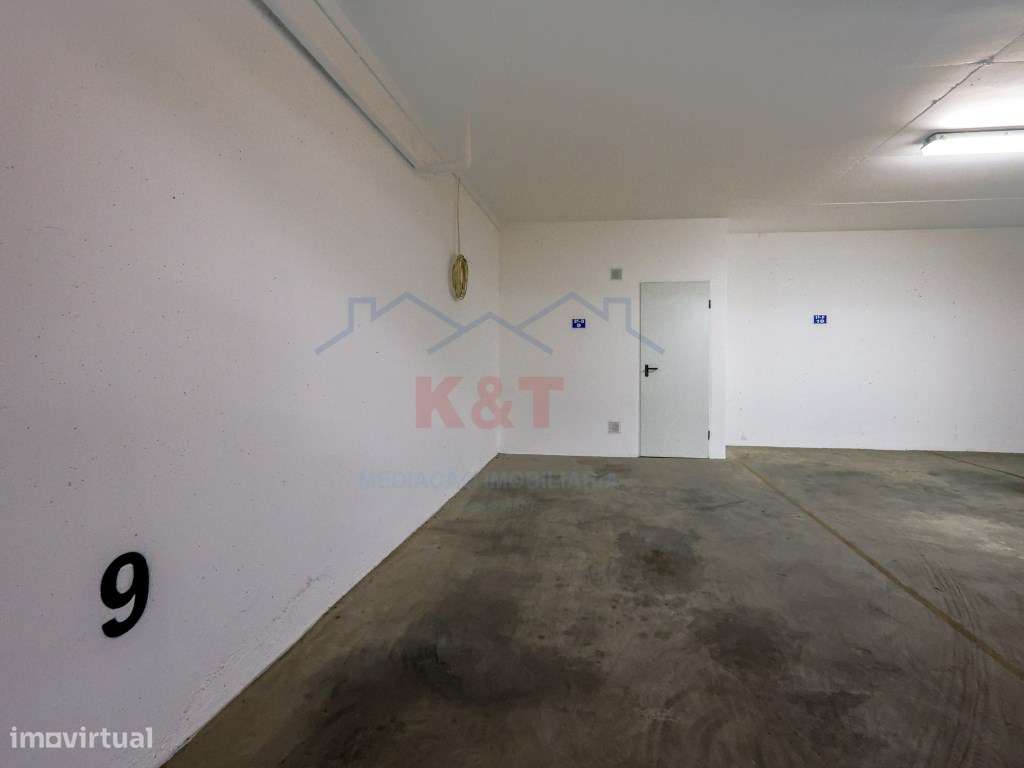 Apartamento T2 com piscina e garagem a 200m do areal-20