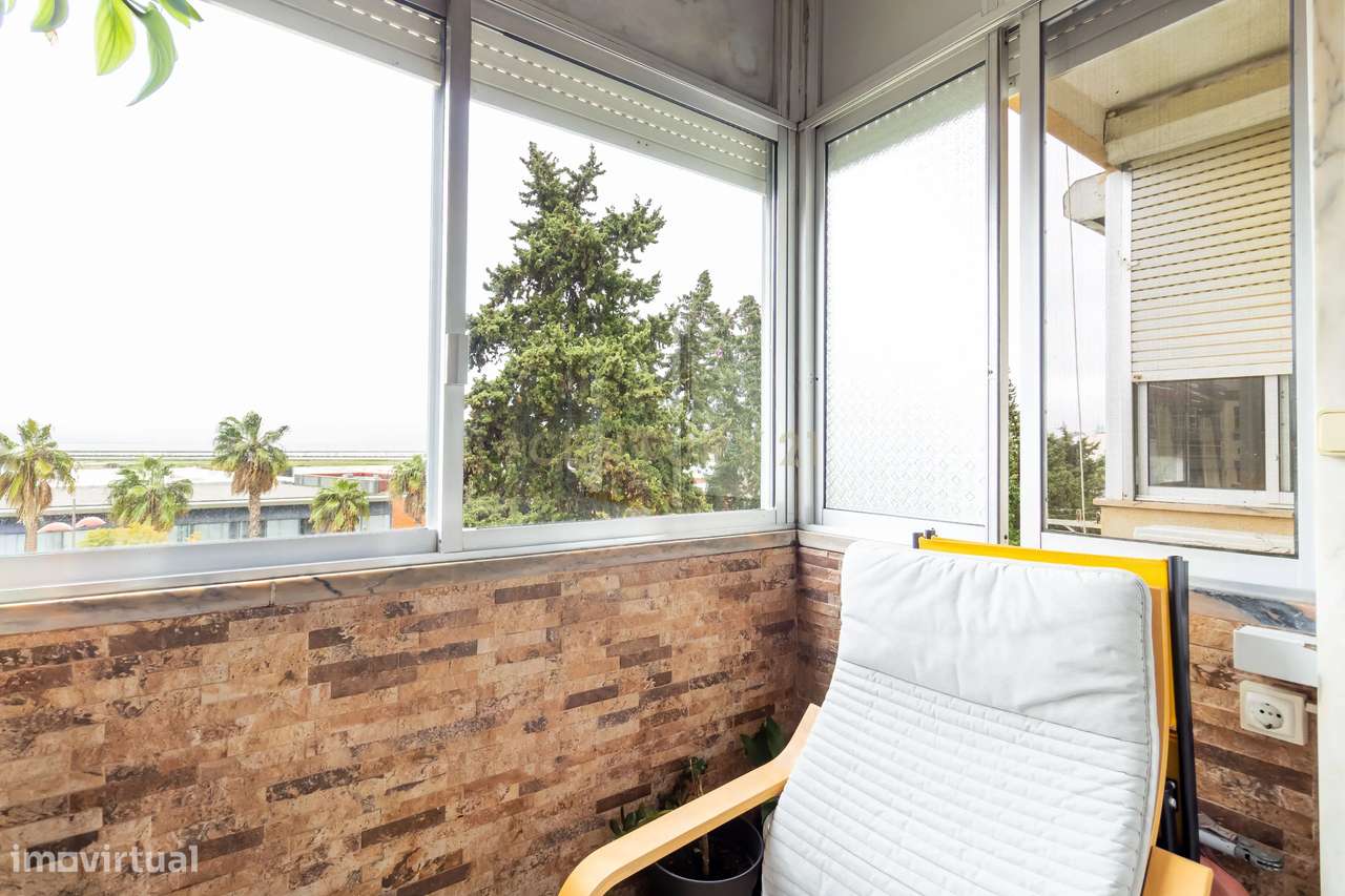 Apartamento T2 com Vista Rio | 2 Varandas / Zona Tranquila e Excelente-6