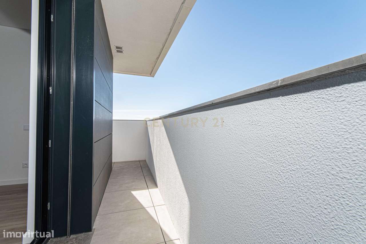 Penthouse T5 de luxo com vista rio – Carnaxide-27