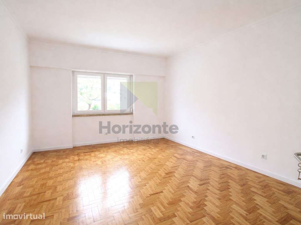 Apartamento T2 Totalmente Remodelado em Benfica-4