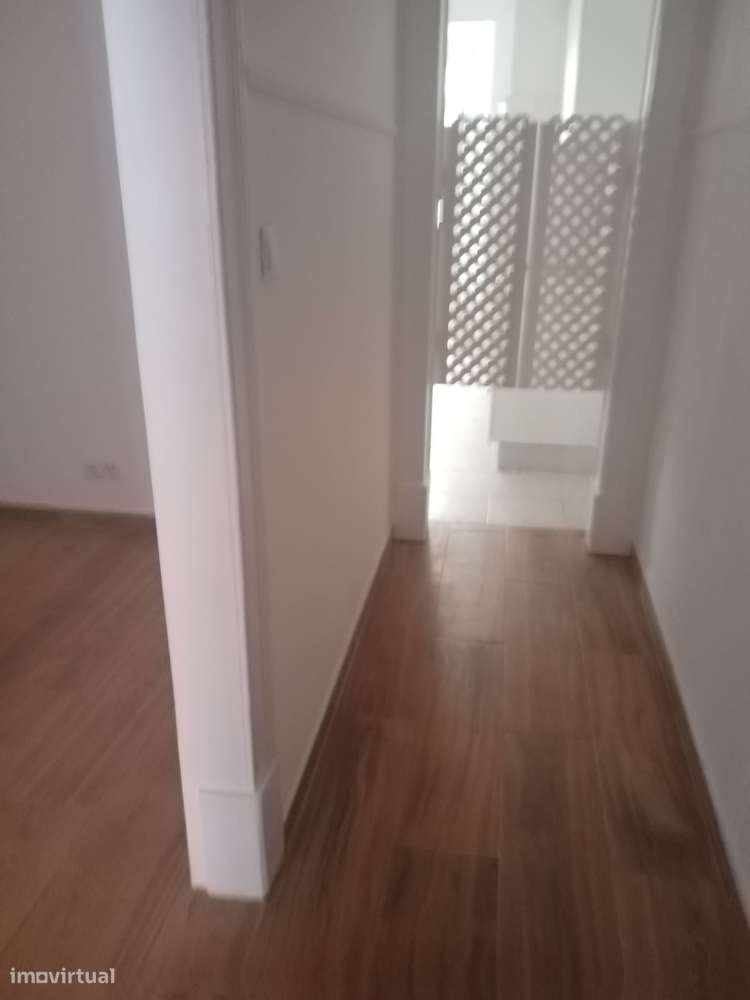 Excelente T1+1 com terraço junto ao Alto de S. João em Penha de França - Grande imagem: 5/23