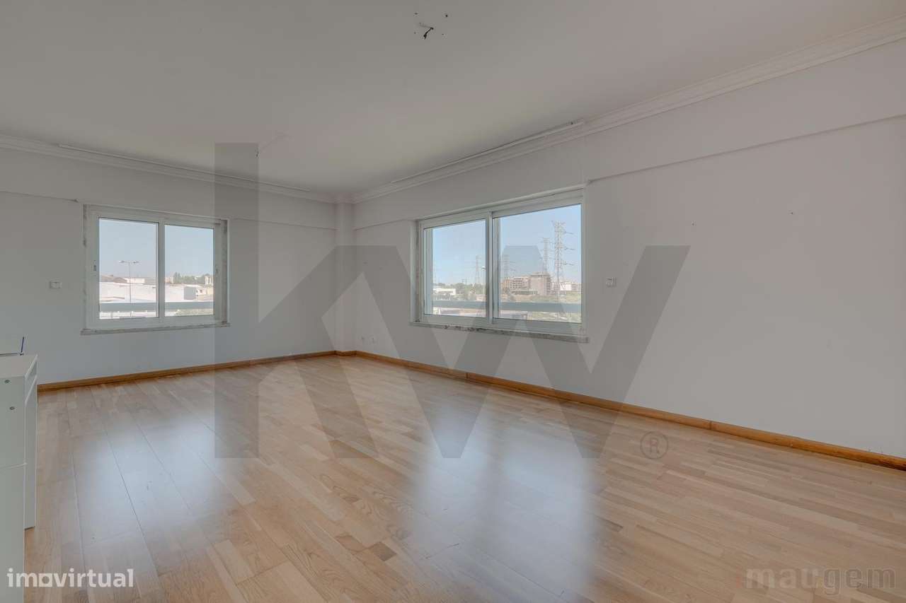 T3 Renovado com Lugar de Garagem e Arrecadação | 133 m2 | Prior Velho-9