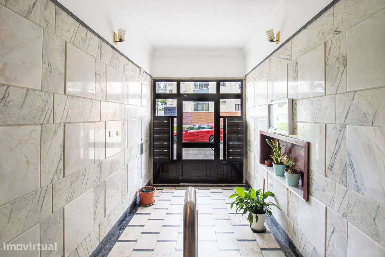 Apartamento T2 com garagem na Amora-13