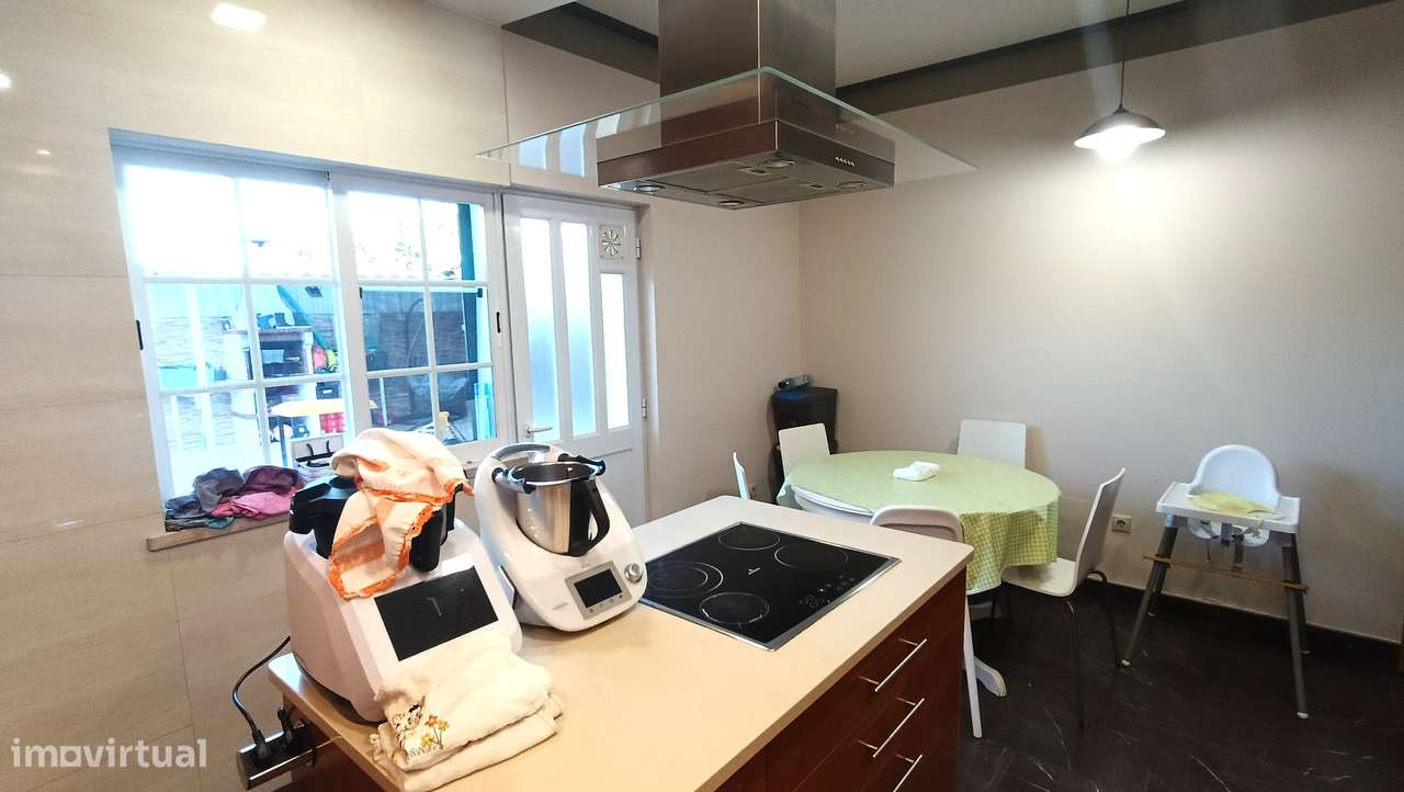 Moradia T3 em banda | 2 pisos e quintal, estimada | área  de 214m2-12