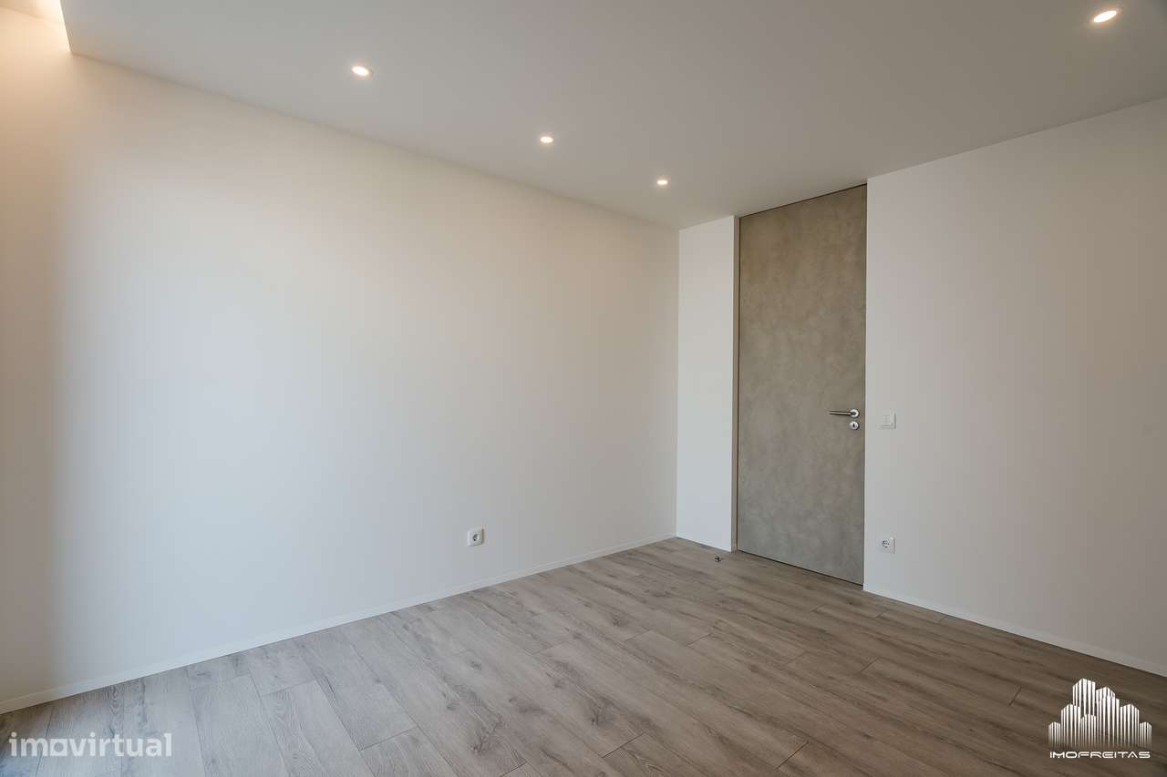 Fantástica Penthouse T4 com três Frentes e um Terraço de 120m2!-26