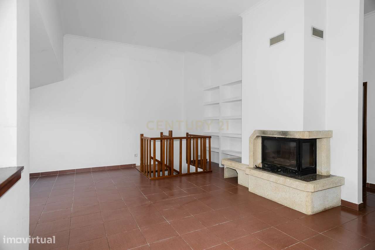 Duplex T3+3 com Vista Mar e Garagem Box – junto à praia e à A5-22