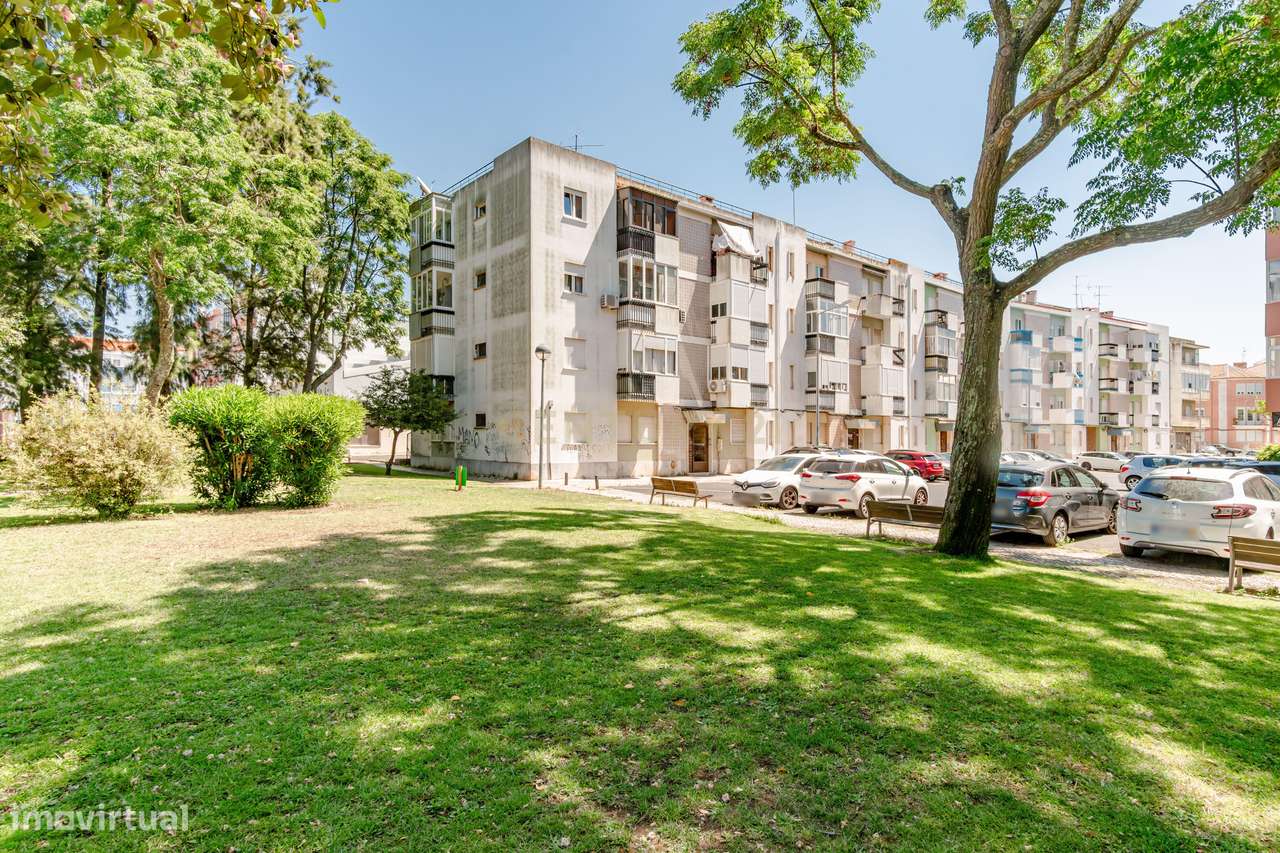 Apartamento T2 com 2 WC's e Varanda Ampla – Totalmente Renovado – Bura-15