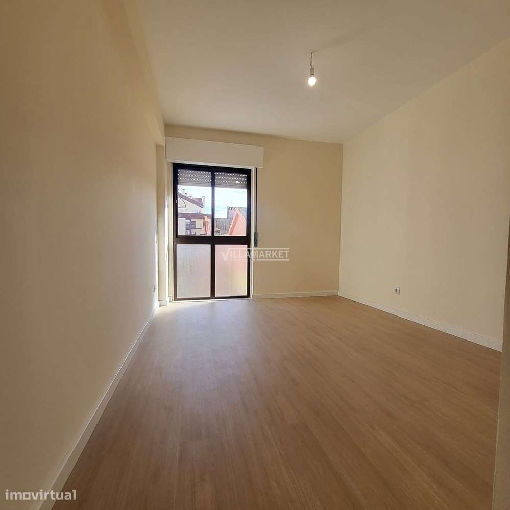 Apartamento T2 renovado com 80 m2 inserido no 9º andar de um edifício-10