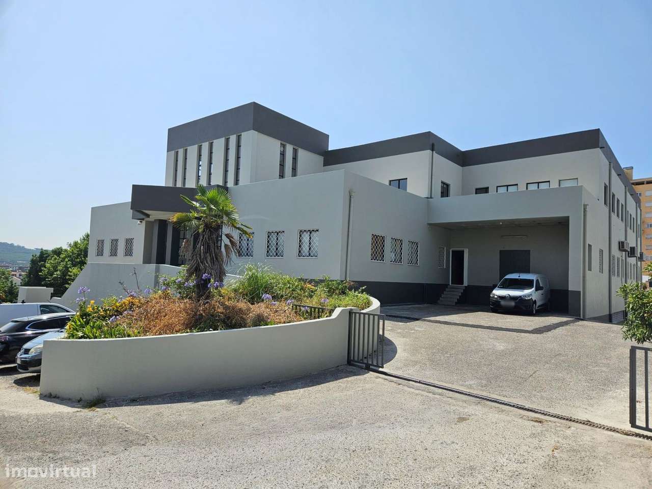 Escritório com Armazém Venda Carnaxide | 1.520 m2 | 11 Estac-24