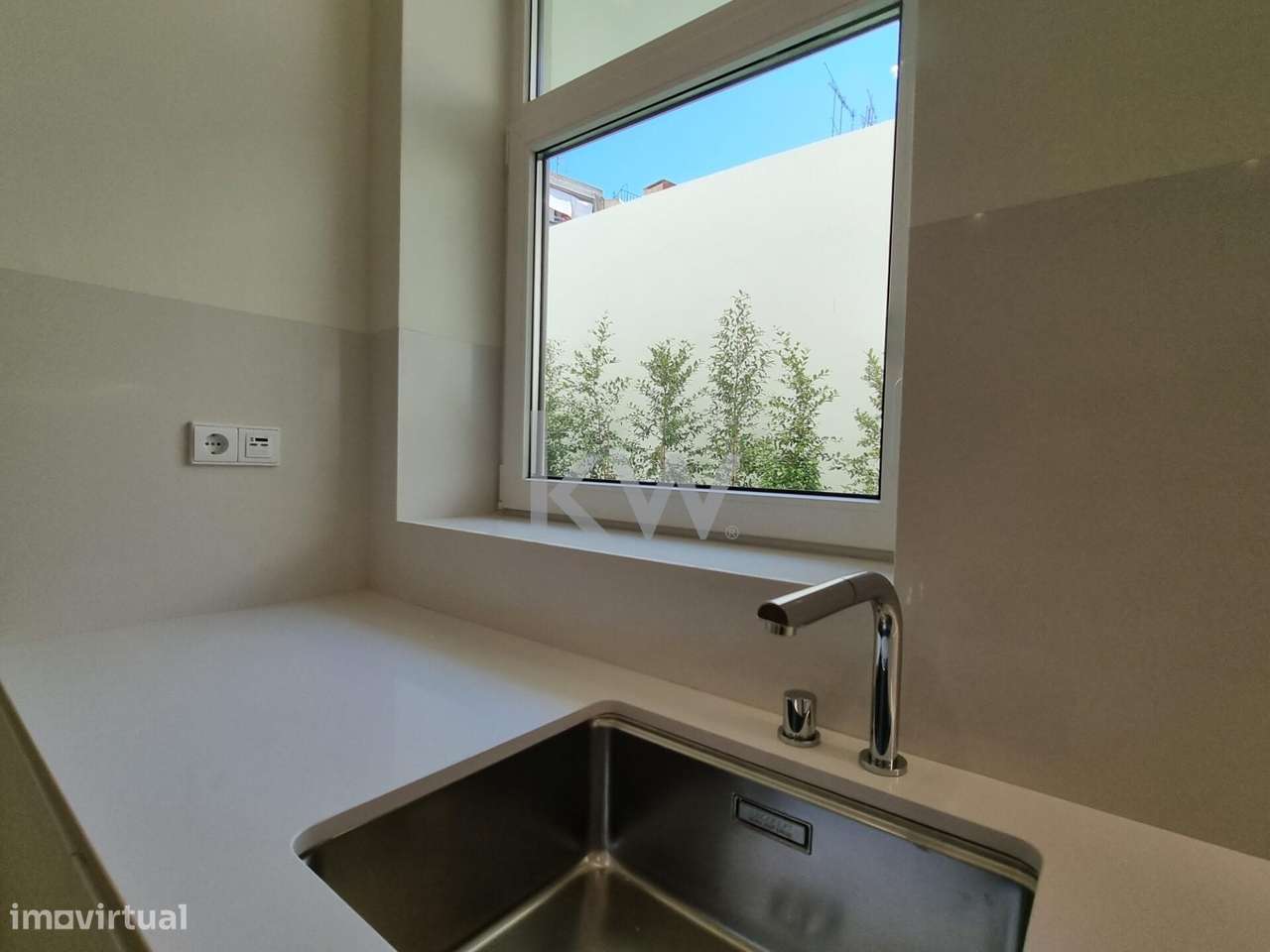 Apartamento T2, com varanda, novo, na praça do Chile com garagem - Grande imagem: 4/5