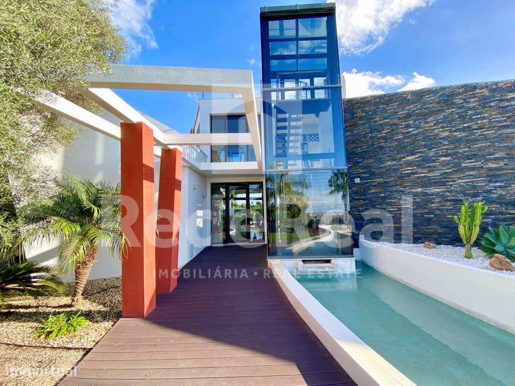 Moradia Contemporânea T3+2 com vista mar a 2 km da Praia - Grande imagem: 5/60