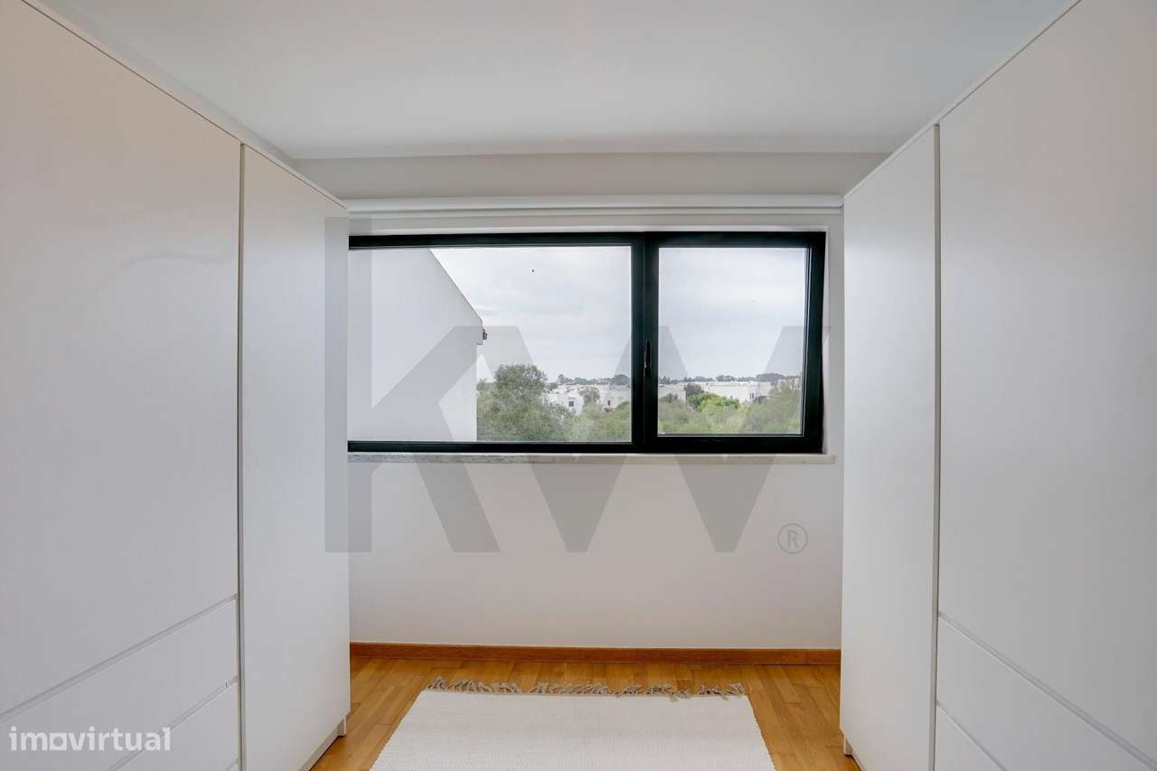Moradia Contemporânea T3+1 com Piscina em Condomínio Fechado Exclusivo-28