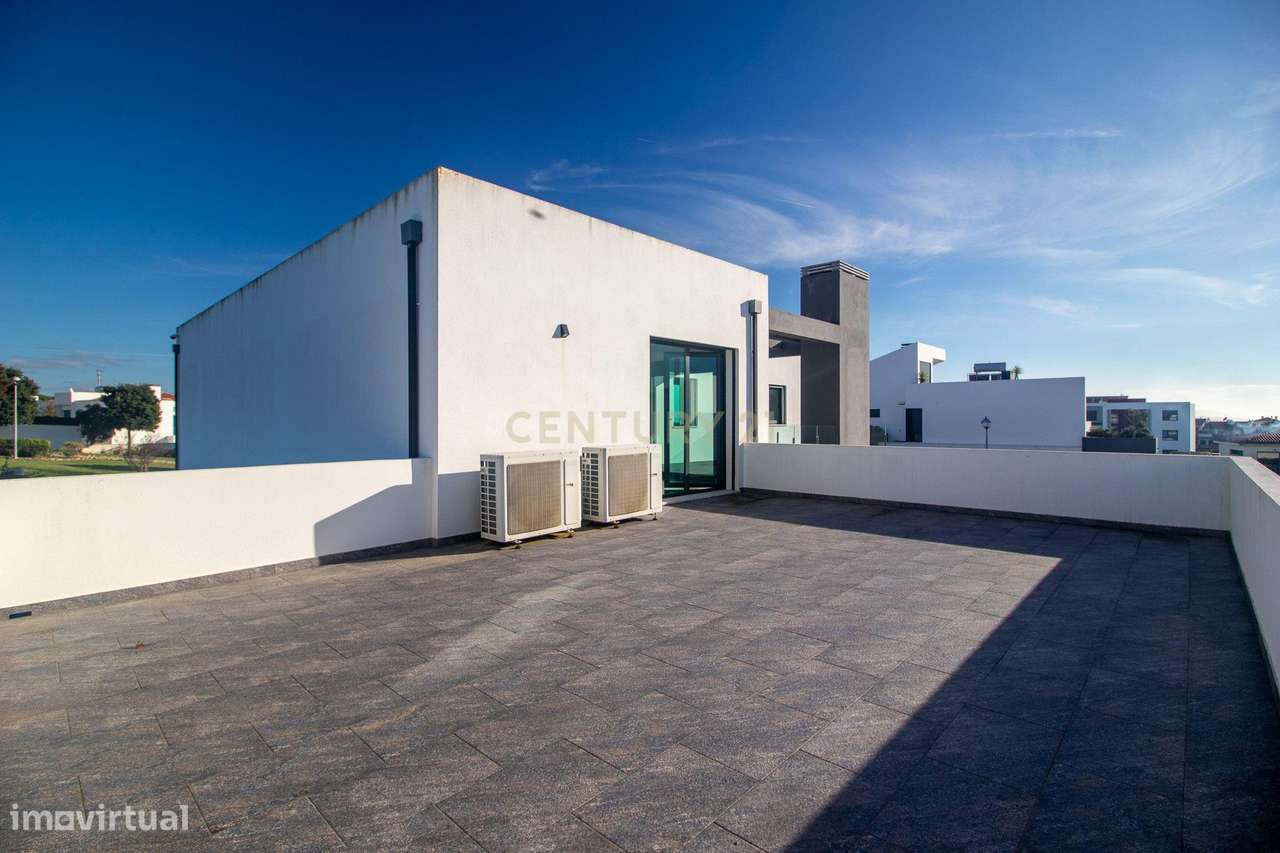 Viva o Luxo à Beira-Mar: Moradia Espetacular T5 com Piscina na Deslumb-39