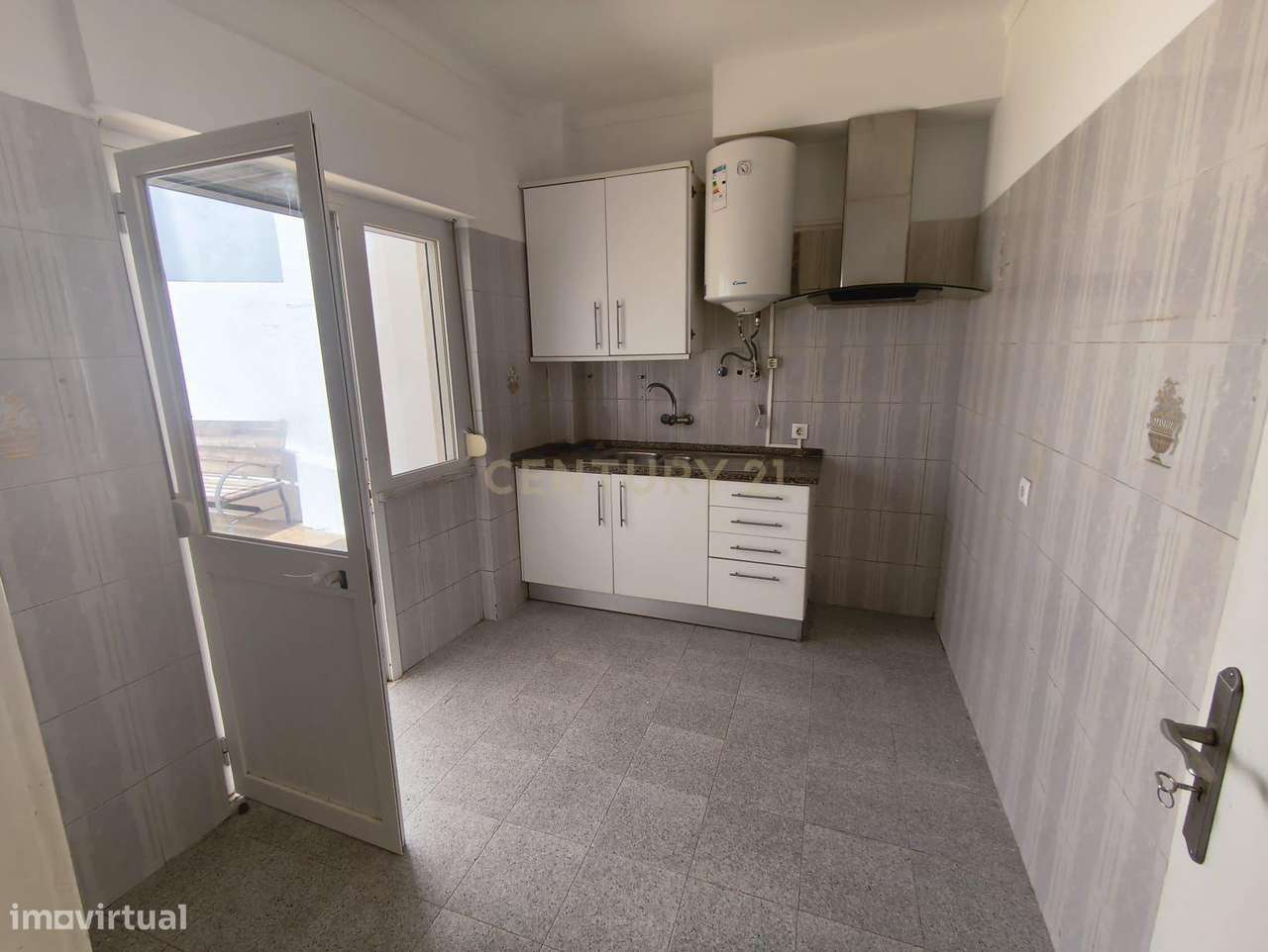 Moradia T2  |  Terraço  |  Com loja ou garagem-9