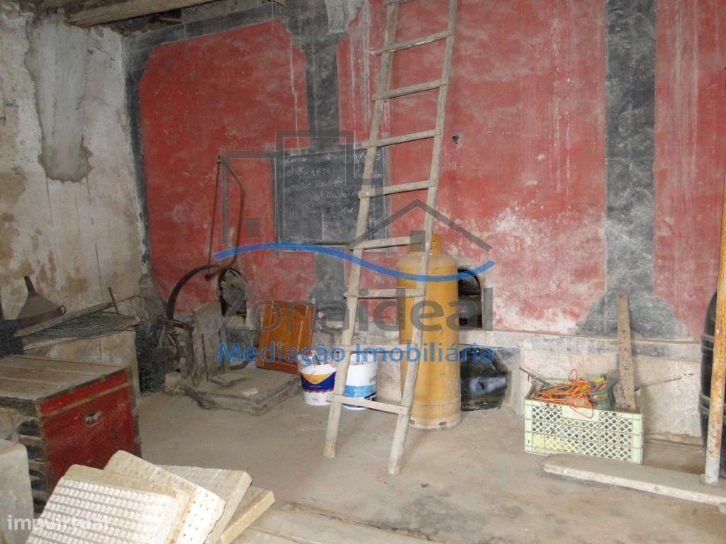 Adega com 4 depósitos, 3 lagares, 2 prensas e 1 poço - Penafirme da... - Grande imagem: 4/7