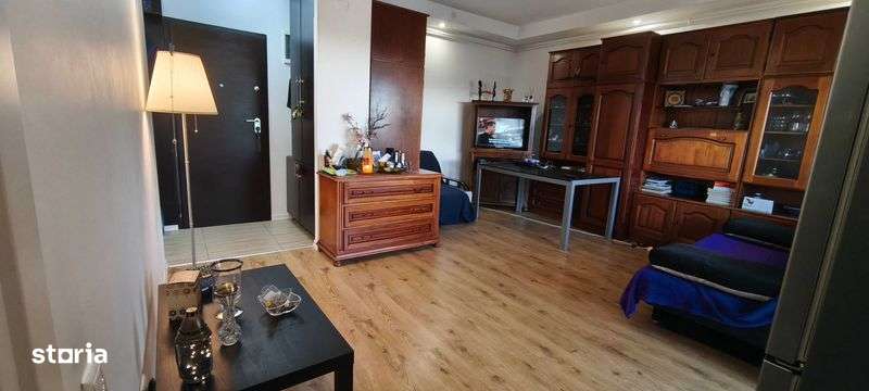 Cosmopolis, ap 2 camere decomandat, bucatarie inchisa, balcon 15 mp