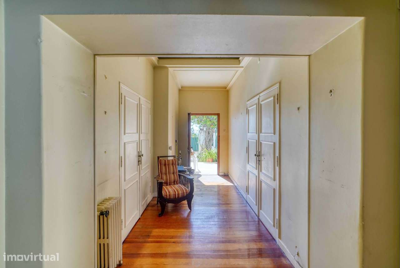 Moradia para recuperar no centro do Estoril, com piscina e vista mar-18