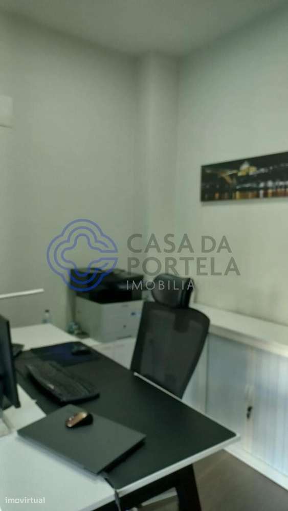 Loja no centro de Gaia com montra para a rua e estacionamento privado. - Grande imagem: 5/17