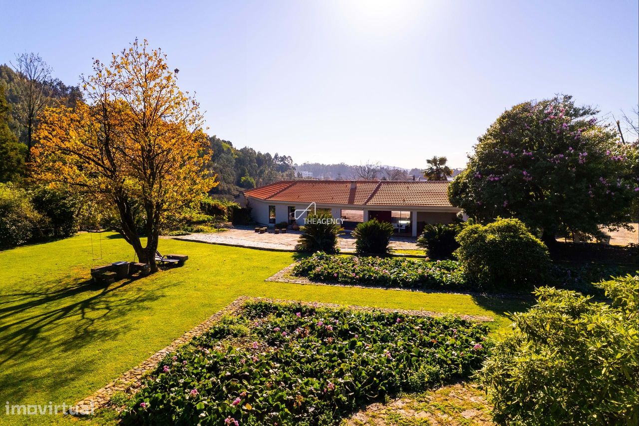 Quinta renovada com grande terreno privado em Vila Nova de Gaia