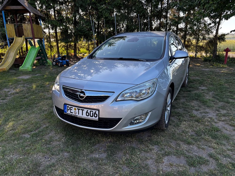 Opel Astra J 2011