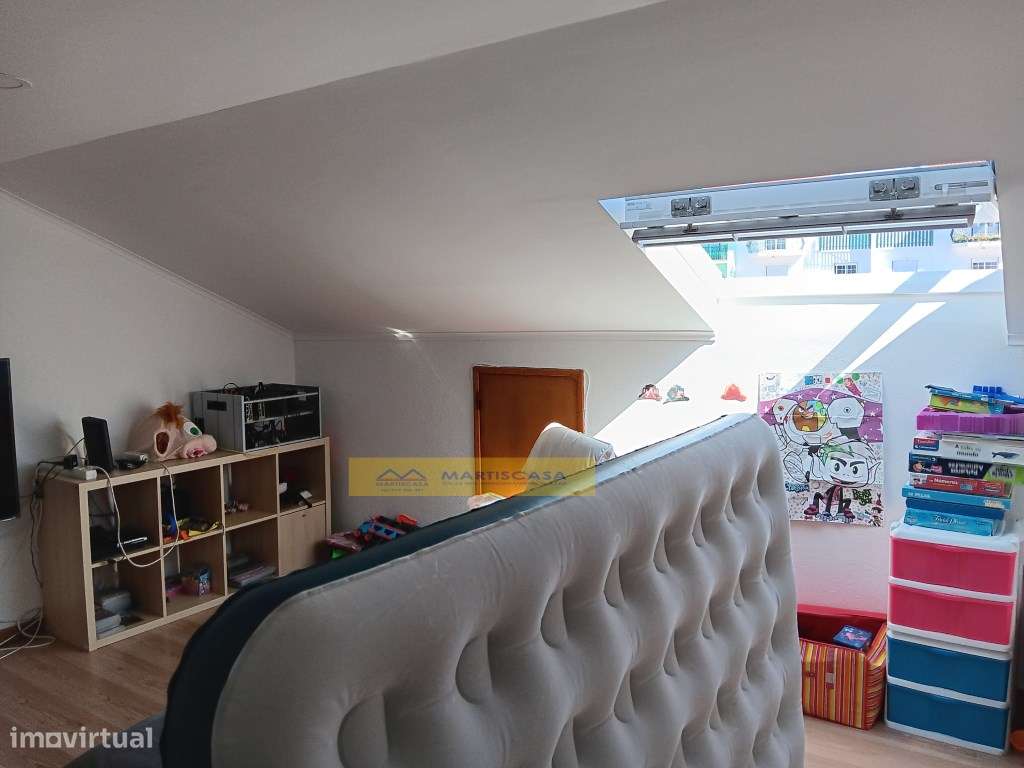 Moradia T4 totalmente remodelada, garagem, sotão e espaço exterior,...-48