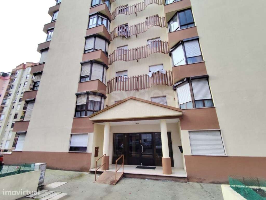 Apartamento T2 remodelado em predio cuidado na Tapada das Mercês - Grande imagem: 2/19